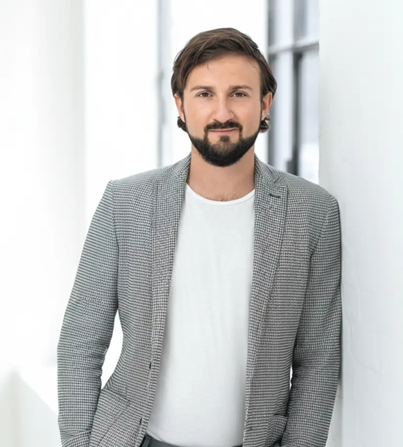 Der Fokus liegt dabei nicht auf billigen Leads. Wir füllen Ihren Kalender gezielt mit Wunschpatienten und Behandlungen, die einen großen Deckungsbeitrag vorweisen und Ihren echten Praxis-Gewinn erhöhen.